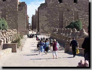 Entre du temple de Karnak, premier pylne (30 mtres de hauteur et 113 mtres de largeur).